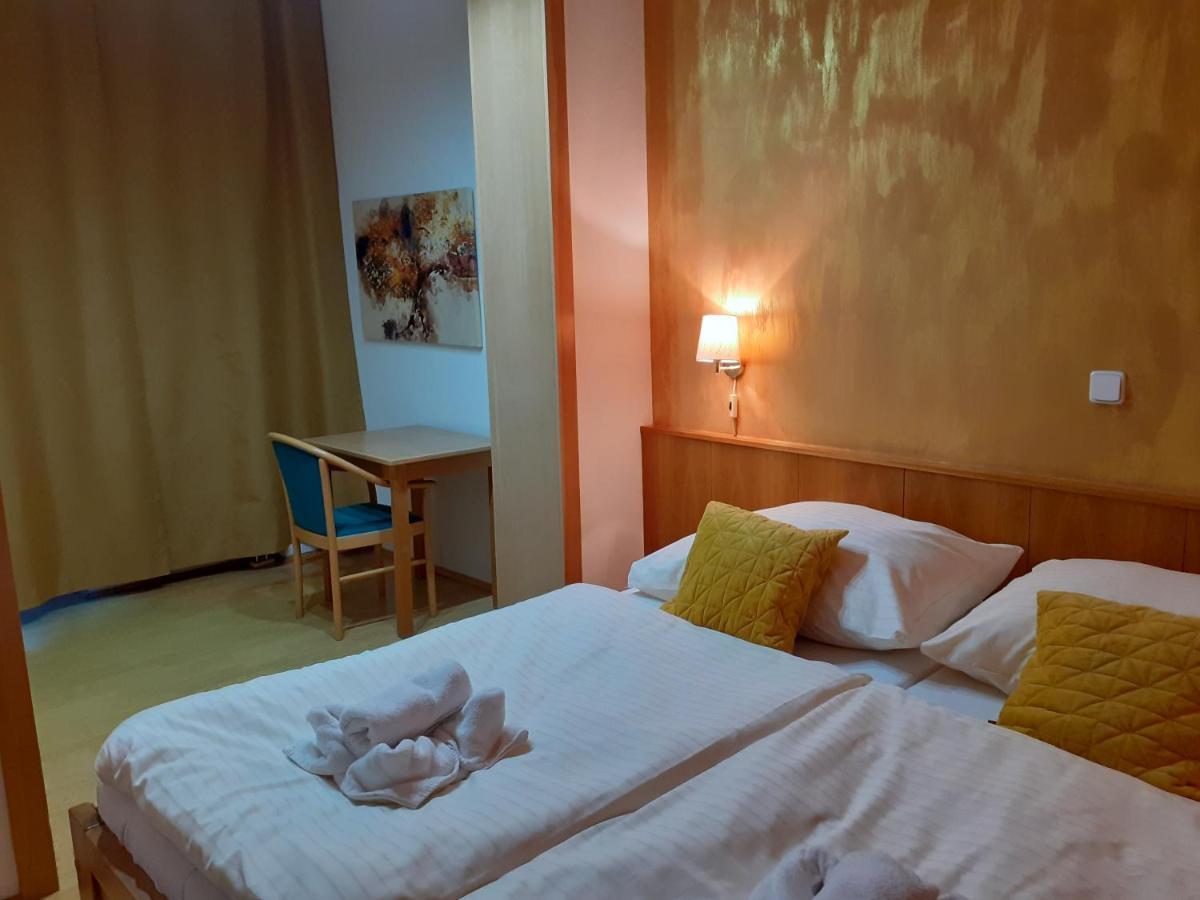 טרצ'ובה Hotel Gold מראה חיצוני תמונה